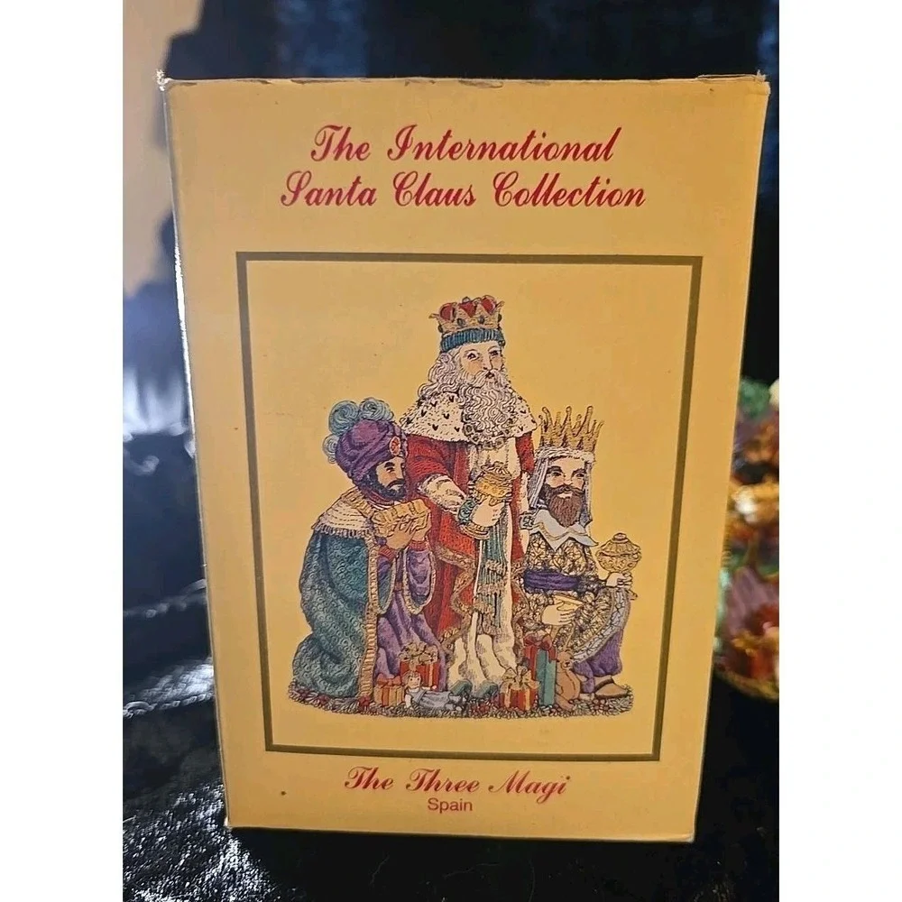 INTERNATIONAL SANTA CLAUS COLLECTION product figurine
